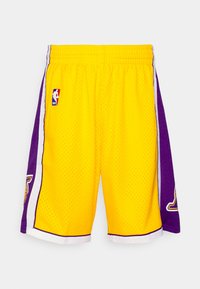 Pantaloni corti da basket gialli con accenti viola, tessuto a rete, logo NBA di lato, piping bianco e logo dei Lakers sulla parte bassa della gamba.
