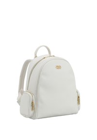Zaino bianco realizzato in materiale texturizzato, con cerniere dorate, forma arrotondata e doppie tasche laterali. Inclusi spallacci regolabili.