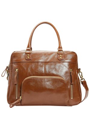 Borsa tote in pelle marrone con tasche con zip, hardware dorato, manici robusti e tracolla rimovibile. Texture liscia con una sottile lucentezza.