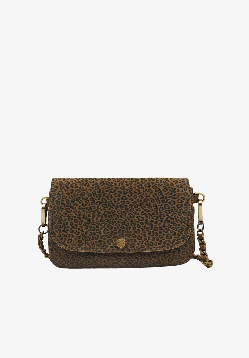 Sac bandoulière en toile imprimée léopard avec un rabat, accents en métal doré et surface texturée. Anse en chaîne pour des options de port polyvalentes.