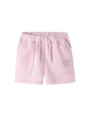 Lyserøde elastiske shorts med snøre i taljen, to forlommer og teksten "Chicago 1987 Athletic Dept." trykt på venstre lomme.