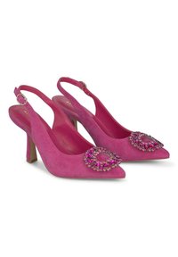 Tacones slingback de ante rosa con punta afilada y un broche decorativo que presenta varias piedras preciosas rosas. Diseño de tacón de aguja.