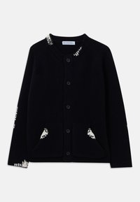 Čierny kardigán na gombíky s okrúhlym vystužením, prednými vreckami a bielymi vzorovanými akcentmi na golieri, rukávoch a vreckách.