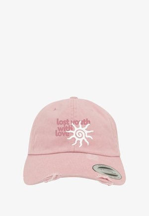 Rozā kokvilnas cepure ar nolietotu maliņu, kas rotāta ar frāzi "zaudēta vērtība ar mīlestību" un saules grafiku baltā krāsā. Klasisks dizains.