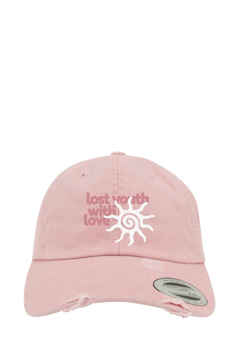 Rožinė medvilninė kepurė su nusidėvėjusiu kraštu, ant kurios yra užrašas "prarasta vertė su meile" ir saulės grafika balta spalva. Klasikinis dizainas.