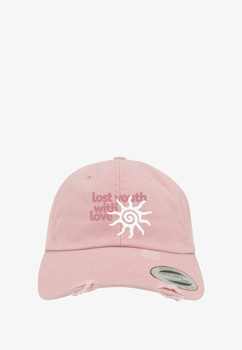 Rožinė medvilninė kepurė su nusidėvėjusiu kraštu, ant kurios yra užrašas "prarasta vertė su meile" ir saulės grafika balta spalva. Klasikinis dizainas.