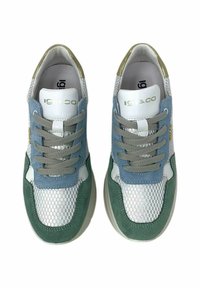 Sneaker multicolori con tomaia in rete bianca, dettagli in suede blu, suede verde sui lati, lacci grigi e branding dorato sulla linguetta.