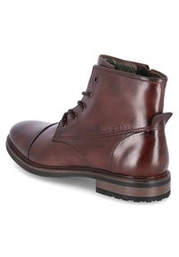 Bruine leren enkelboot met een ronde neus, vetersluiting en een getextureerde hak. Heeft subtiele stiksels en een logo van het merk aan de zijkant.