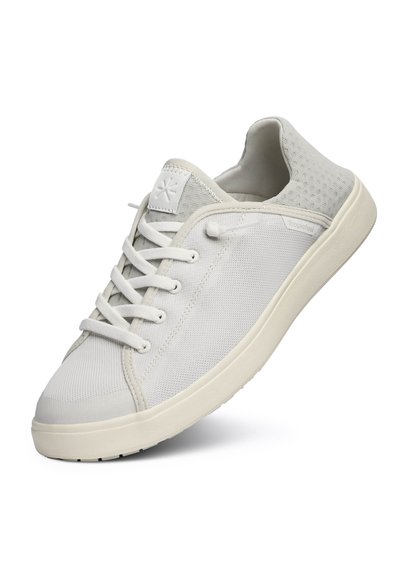 Zapatilla baja de color gris claro con cordones blancos, parte superior de tejido de malla y suela gruesa de goma blanca, diseñada para mostrar vistas lateral y superior.