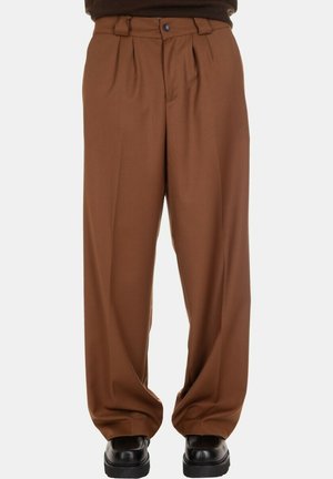 Pantaloni pleated marroni con una textura liscia, vita alta e gambe larghe, dotati di chiusura a bottone e tasche laterali.