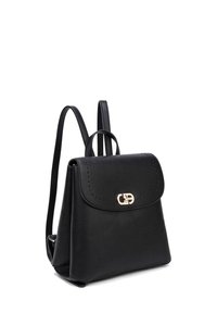 Sac à dos en cuir noir avec une forme structurée, un rabat pliable et un fermoir en métal doré. Il dispose de bretelles ajustables et d'une surface texturée.