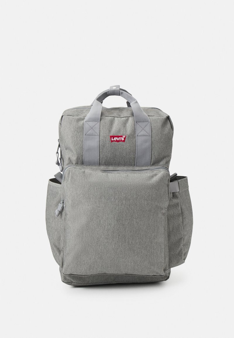 Sac à dos gris Levi's avec poignées supérieures, poche avant zippée, poches latérales et logo Levi's rouge sur la partie avant supérieure centrale.