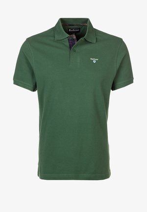 Groene katoenen polo met een klassieke kraag, korte mouwen en een klein geborduurd logo op de borst, met geruite accenten aan de binnenkant van de kraag.