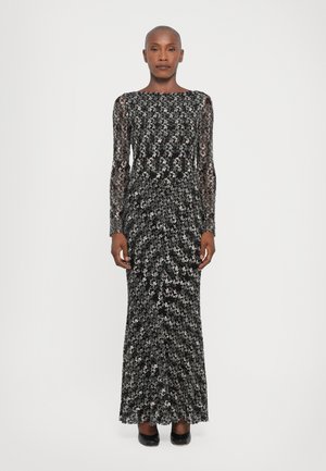 Lang zwart jurk met lange mouwen, voorzien van een gestructureerd kantpatroon en subtiele floral-details; vloerlange silhouet en getailleerd lijfje.