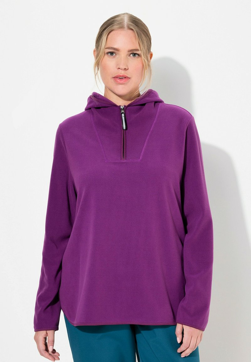 Sudadera de forro polar morada con cuello alto y media cremallera. Manga larga, corte relajado, textura suave y un diseño sencillo.