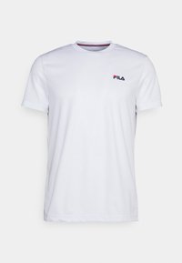 Camiseta blanca de manga corta hecha de tela suave con cuello redondo acanalado. Presenta un pequeño logotipo de Fila en rojo y azul marino en el pecho.