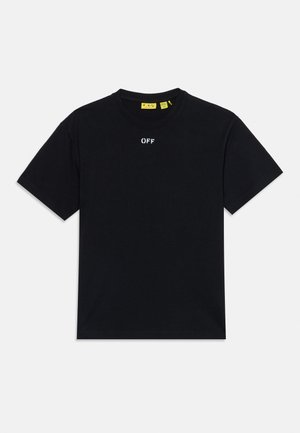T-shirt noir à manches courtes et col rond avec petit texte blanc "OFF" centré sous le col et étiquettes jaunes à l’intérieur de l’encolure.