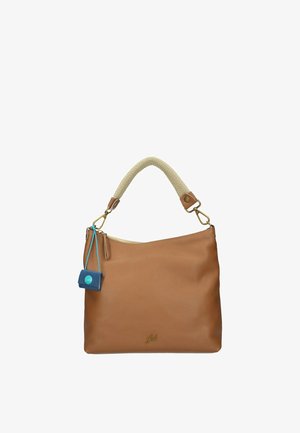Borsa a mano in pelle color cuoio con manico intrecciato color crema, ferramenta dorata, chiusura con cerniera e una piccola etichetta blu attaccata al manico.