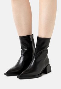 Vagabond VIVIAN - Botine clasice - black