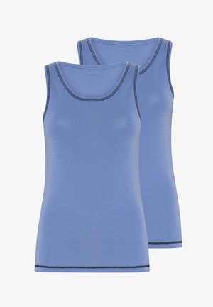 To lysblå tanktoppe med en scoop-neck, der har kontrasterende mørk syning langs halsudskæringen og kanten, lavet af et blødt, glat stof.