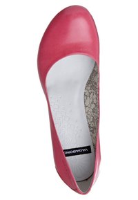 Ballerina flat in pelle rosa con punta arrotondata, dotata di una soletta imbottita bianca e di una fodera con motivo floreale. Etichetta del marchio visibile all'interno.