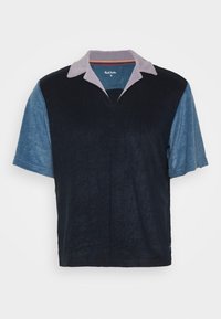 Polo à manches courtes avec un corps marine, des manches bleu clair et un col violet contrastant en V. Texture douce, design décontracté.