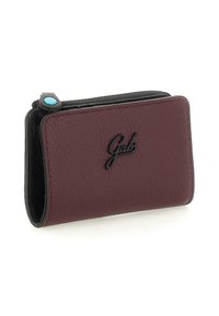 Portafoglio in pelle compatto bicolore con parte anteriore viola, retro nero, chiusura con zip e piccolo bottone blu sulla linguetta della zip, marchiato "Gabs" sul davanti.