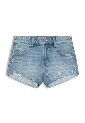 Lichtblauwe denimshorts met een rafelige zoom en verspreide kleine strasstenen aan de voorkant onderaan, met voorste knoop en zakken.