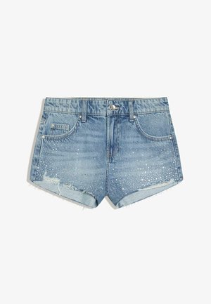 Lichtblauwe denimshorts met een rafelige zoom en verspreide kleine strasstenen aan de voorkant onderaan, met voorste knoop en zakken.