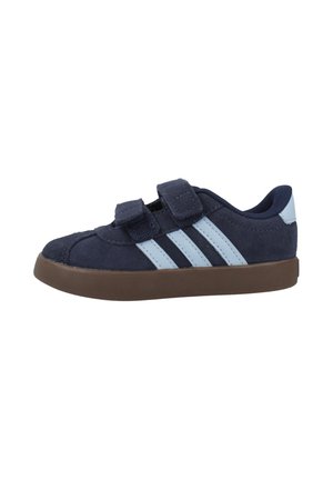 Scarpa da ginnastica blu navy con suola marrone, due cinturini a velcro e tre strisce laterali azzurro chiaro, vista dal lato esterno.