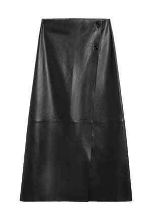 Schwarzer Midi-Rock aus Kunstleder mit Wickeldesign und zwei schwarzen Knöpfen oben rechts.