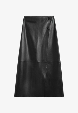 Zwarte midi-rok van imitatieleren met wikkeldesign en twee zwarte knopen aan de rechterbovenkant.