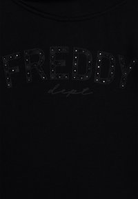 T-shirt nera con la scritta "FREDDY" in grandi lettere in rilievo con una leggera lucentezza, decorata con piccole borchie. "dept" è scritto in uno stile corsivo qui sotto.