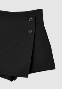 Schwarze Shorts mit Wickeldesign, ausgestattet mit zwei dekorativen Knöpfen und einer glatten Stoffstruktur. Keine sichtbaren Muster oder Akzente.