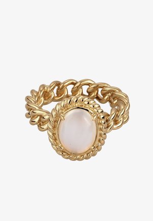 Guld ring med et flettet kædedesign. Har en fremtrædende oval hvid sten i midten omgivet af en snoet kant. Tekstureret overflade.
