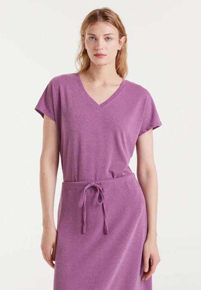 Vestido corto de manga corta en color púrpura con escote en V y cintura con cordón. Fabricado en tejido suave, presenta un corte relajado y una textura lisa.