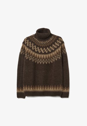 Suéter marrón con cuello alto, con un patrón geométrico contrastante en tonos beige y marrón oscuro alrededor del cuello y el dobladillo.