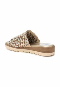 Sandali in tessuto intrecciato in tonalità beige e marrone con suola piatta e tomaia texturizzata. Presentano una fodera interna liscia e una base dall'aspetto di legno.