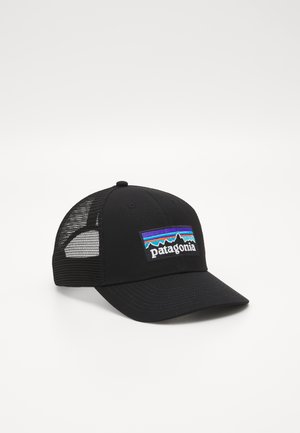 Casquette noire avec un dos en maille tissée. Présente un logo Patagonia coloré brodé et un design de montagne à l'avant. Visière courbée.