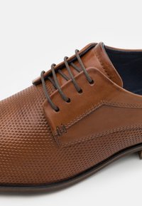 Pier One LEATHER  - Sapatos de atacadores - cognac