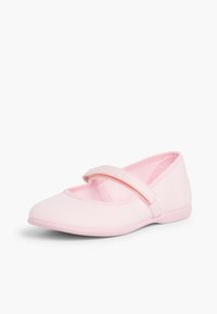 Ballet flat in tessuto rosa chiaro con punta arrotondata e una singola fascetta in velcro. Texture liscia e design minimalista. Suola piatta e flessibile.