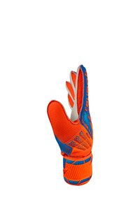 Guante de portero con colores naranja y azul, superficie con textura para un mejor agarre y una muñequera acolchada para soporte. Su diseño de dedos flexible mejora el movimiento.