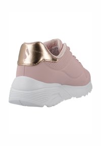 Sneaker rosa chiaro con una tomaia sintetica liscia, accento in oro metallizzato sul tallone e suola in gomma bianca con battistrada testurizzato e scanalature.
