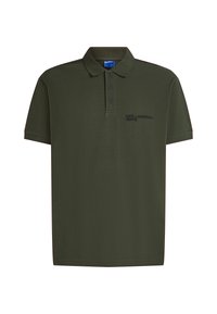 Olīvu zaļš polo krekls, kas izgatavots no gludas kokvilnas. Tam ir klasiskā apkakle, trīs pogas un mazs izšūts logotips uz krūtīm.