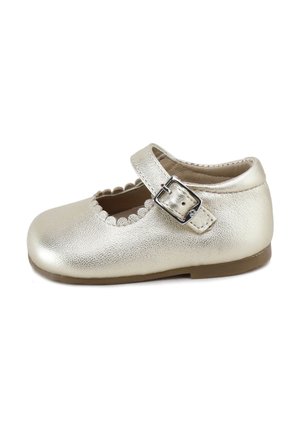 Zapato Mary Jane infantil dorado metálico con borde festoneado y correa ajustable con hebilla, suela blanda, vista lateral sobre fondo blanco.