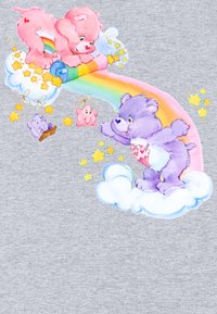 Osos de dibujos animados coloridos sobre un fondo gris: oso rosa con un arcoíris y estrellas, oso morado con detalles de corazones, detalles de nubes esponjosas.