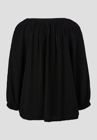 Zwarte blouse met een gestructureerd, geribbeld ontwerp, lange mouwen en een losse pasvorm met een geplooide halslijn, gepresenteerd vanuit de achterkant.