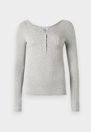 Šviesiai pilkas ripsuotas ilgomis rankovėmis marškinėliai su apvaliu iškirpimu ir keturiais mygtukais priekyje, pristatyti ant balto fono.