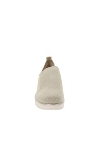 Scarpa slip-on in maglia beige con punta arrotondata e linguetta posteriore. Presenta una superficie testurizzata e una suola in gomma bianca per una maggiore aderenza.