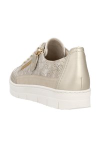 Baskets beiges avec une tige texturée arborant un motif tourbillonnant, un accent de zip doré et une épaisse semelle en caoutchouc blanche.